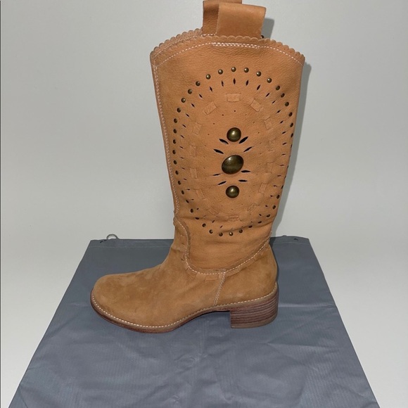 BOUTIQUE NEW Leather boots! - Picture 2 of 7